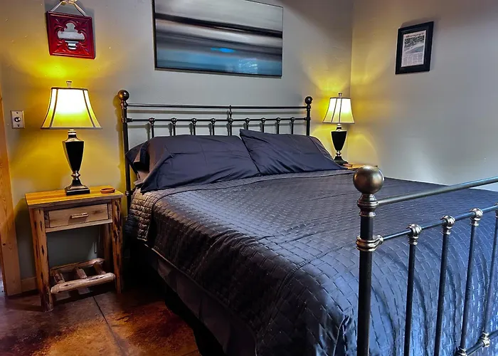 Shasta Lake Luxury Log Cabin: Hot Tub & Pool