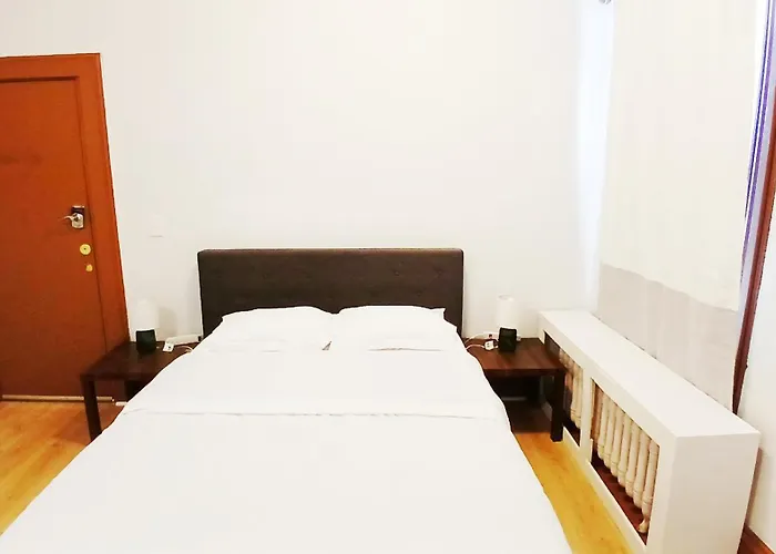 King-Bed Room With Private Bath -Free Wifi-- New London-Mystic