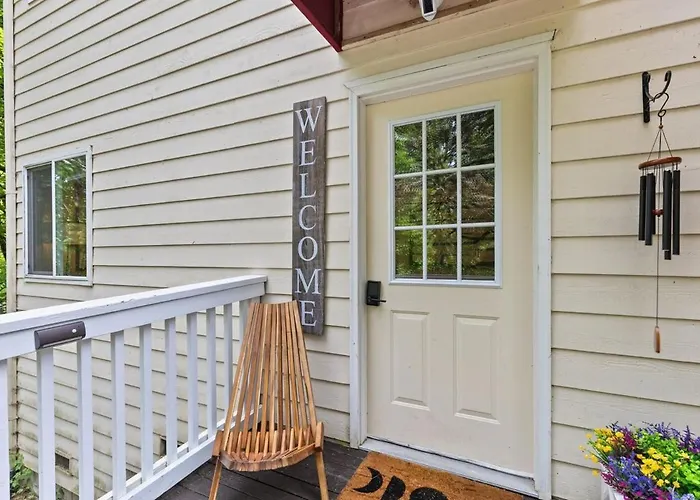 Spacious Stylish Modern Daylight Basement Retreat King Bed Office - Bellevue