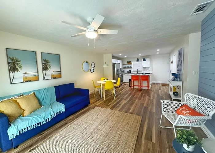 New - Amazing Sunshine - Up 6 Guests-Private Backyard