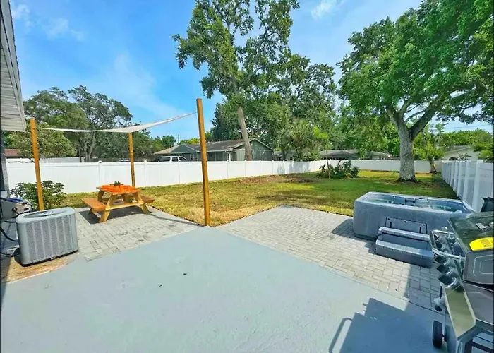 New - Amazing Sunshine - Up 6 Guests-Private Backyard