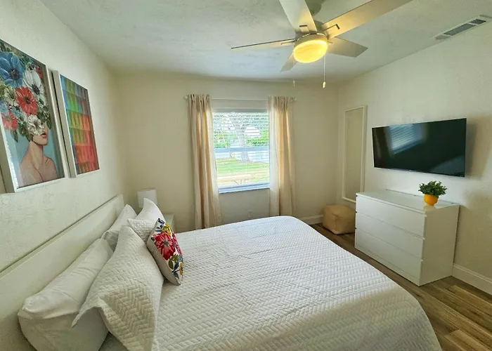 New - Amazing Sunshine - Up 6 Guests-Private Backyard