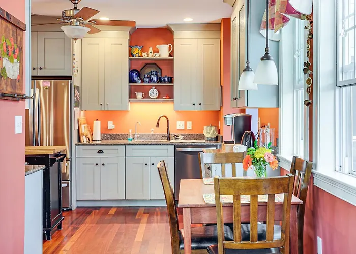 North Shore Townhome: 1 Mi To Singing Beach!