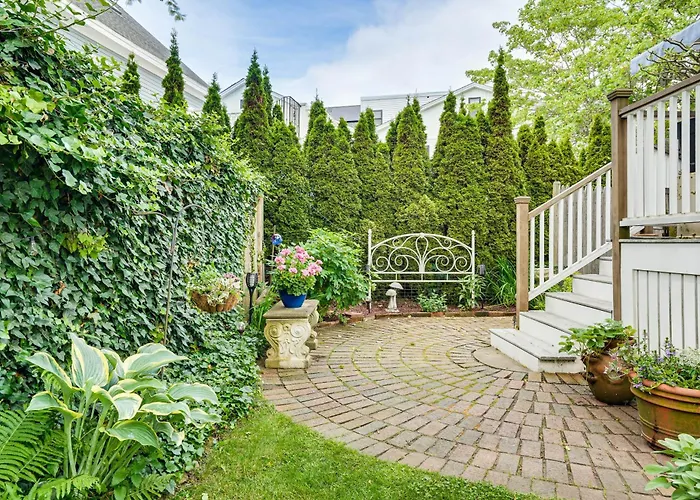 North Shore Townhome: 1 Mi To Singing Beach!