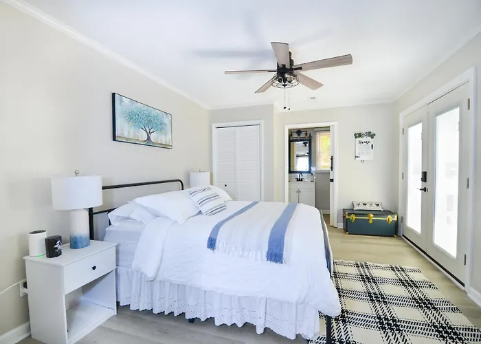 Private 1 Acre Retreat, Spa, Firepit, Gym, Chickens, King Suite, Pets