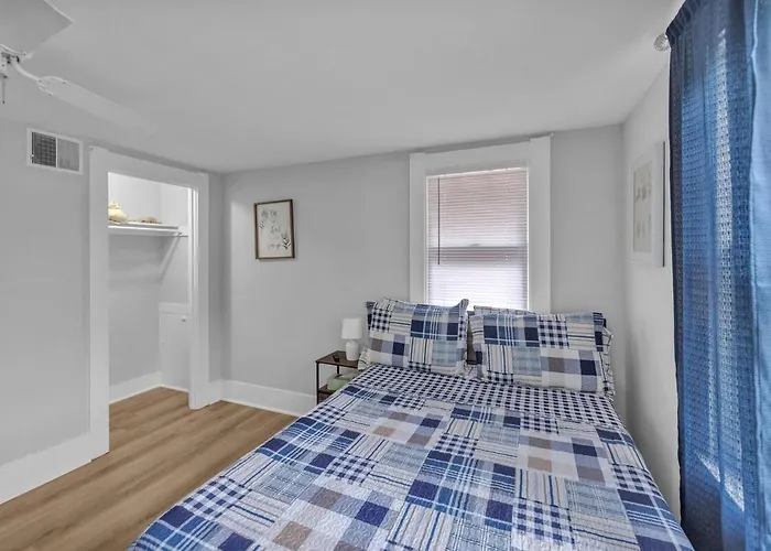 Elegant 5 Bedrooms Home Near Millikin Univ