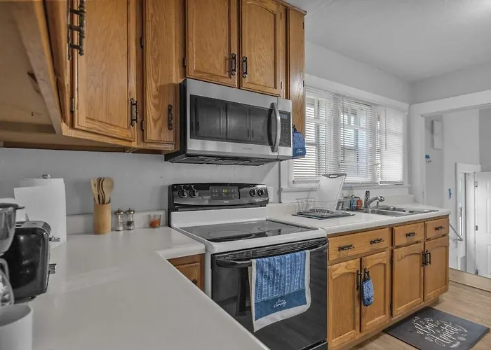 Elegant 5 Bedrooms Home Near Millikin Univ