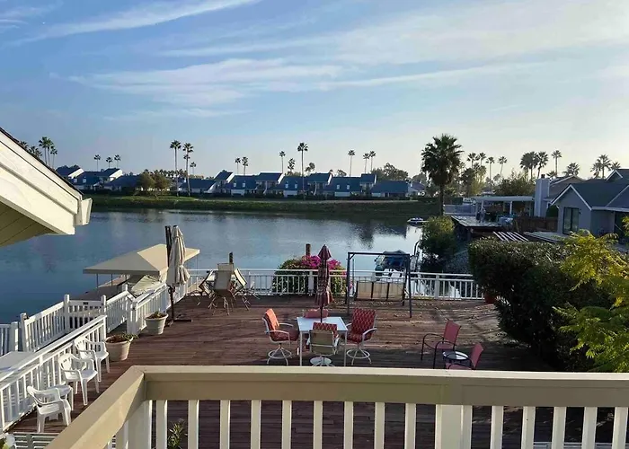 Waterfront Sleeps 6 Near Marina With Hot Tub