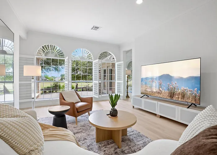 5 Beds Luxury Retreat On Golf Course