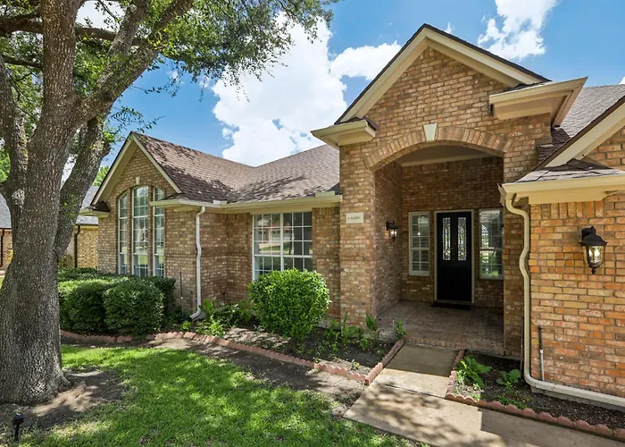 5 Beds Luxury Retreat On Golf Course