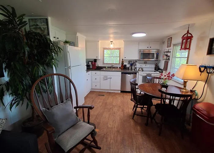 Overlooking Lake Eufaula Alabama Perfect Private Getaway Cottage For Couples Fisherman-Friends Located In A Private Gated Community Bring The Golf Cart Many Paved Roads And Boat Parkingt Boat Dock Near And Community Fishing Pier And Beach