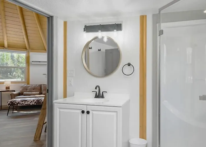 Bronco Luxury Yurt-Cabin - Family Glamping Canyon Lake W Private Hot Tub