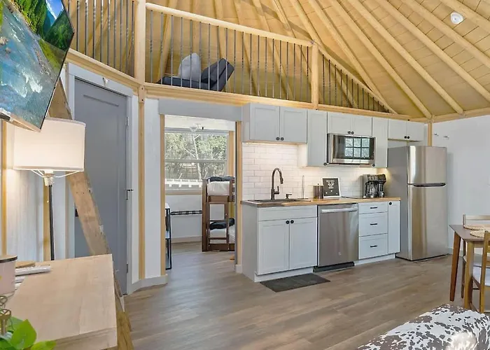 Bronco Luxury Yurt-Cabin - Family Glamping Canyon Lake W Private Hot Tub