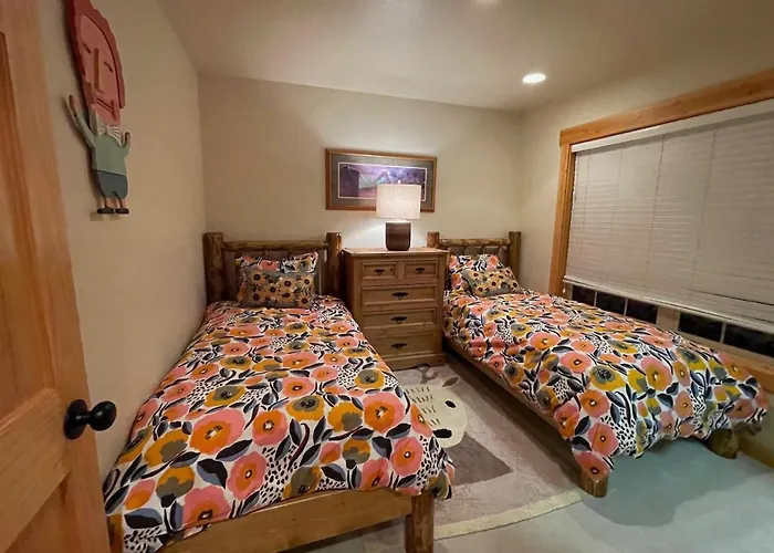 Relaxing 3 Bedroom, 2 Bathroom Comfortable Running Y Chalet