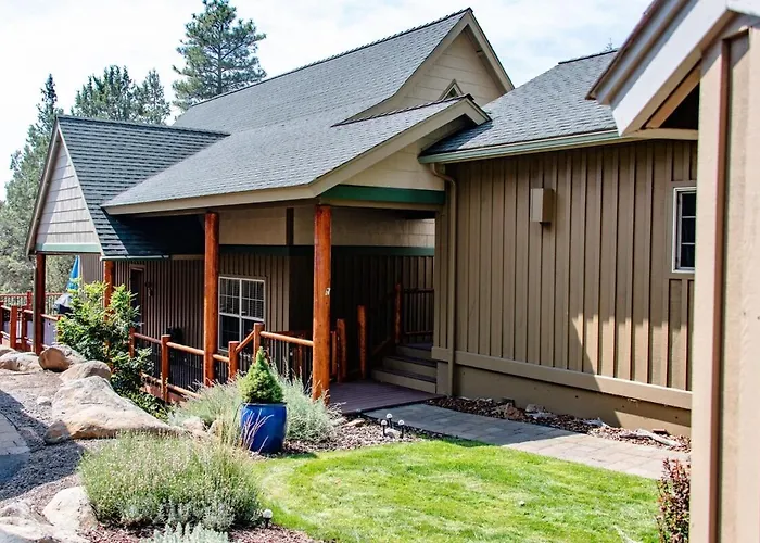 Relaxing 3 Bedroom, 2 Bathroom Comfortable Running Y Chalet