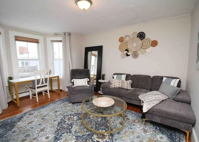 Charming Downtown Gem. 2 Minutes To Salem. Workspace Included