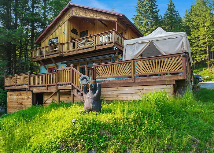 Salmon Return & Wildlife Roam: Ketchikan Getaway!