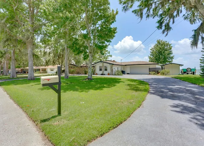 Family Home W/ Stunning Water Views In Tavares!