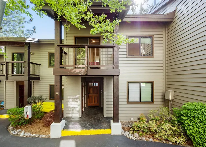 Remodeled 4Br Lakefront With Exceptional Amenities