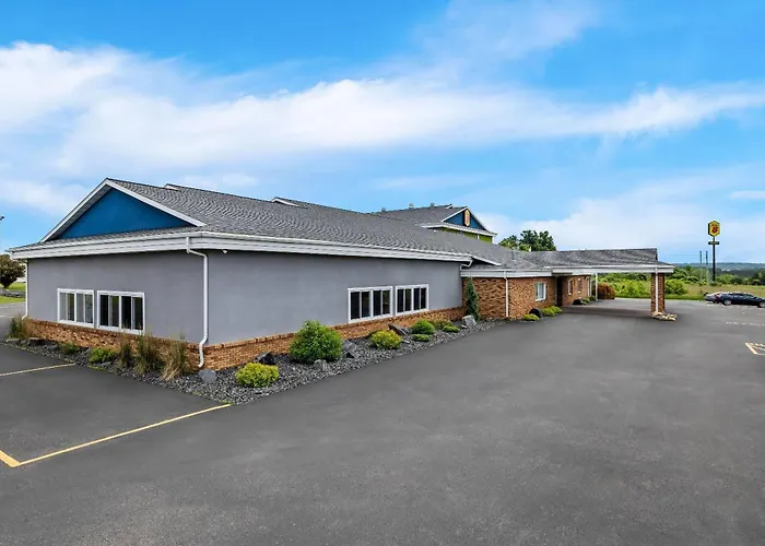 Super 8 By Wyndham Osseo Wi