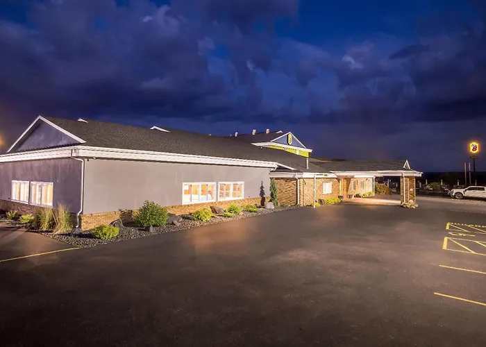 Super 8 By Wyndham Osseo Wi