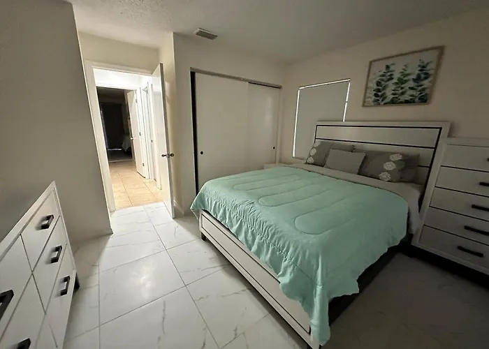 Canalfront Near Beaches Private Home Remodeled