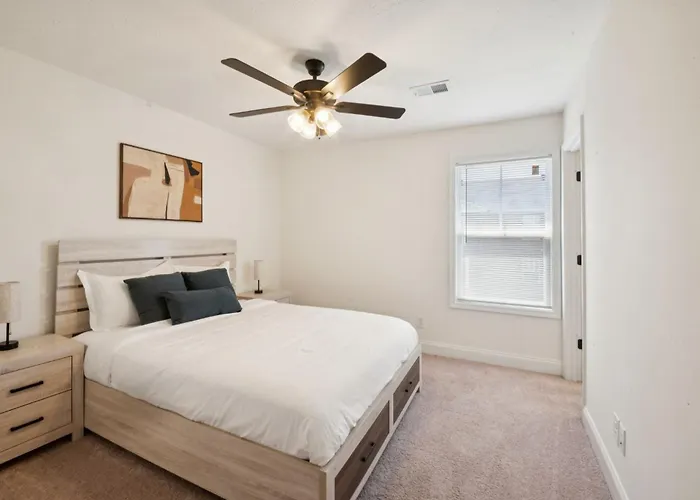 Arte Luxury Townhomes F6 I Comfy 2 Bed 25 Bath