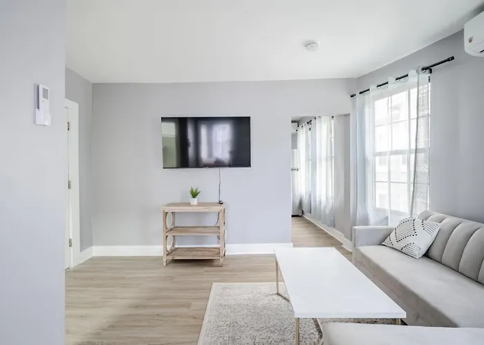 3 Bedrm Apt At Black Rock Suites