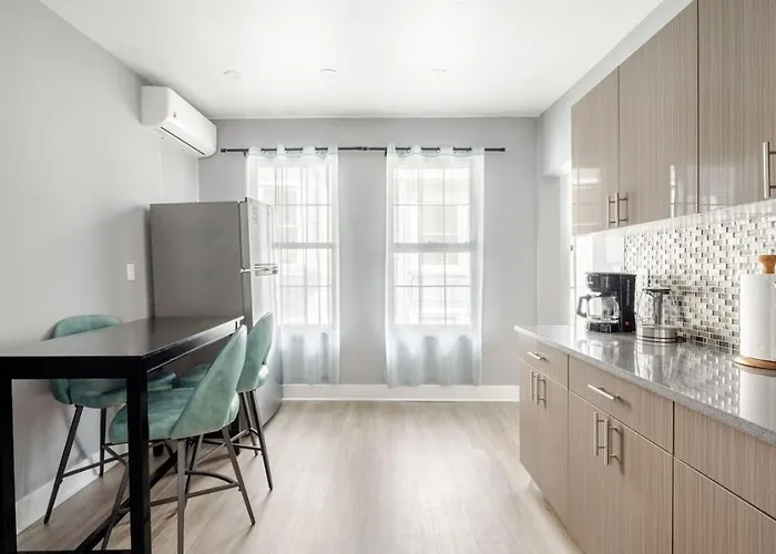 3 Bedrm Apt At Black Rock Suites