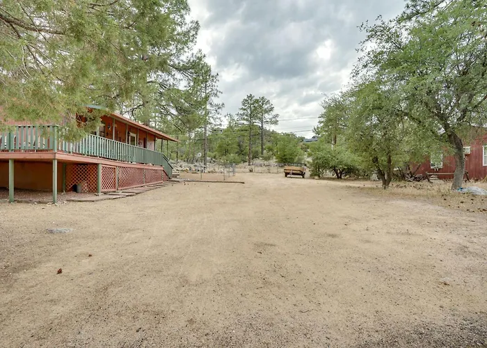2 Mi To Arizona Christmas City! Cabin W/ Fireplace