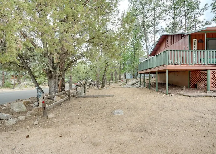 2 Mi To Arizona Christmas City! Cabin W/ Fireplace