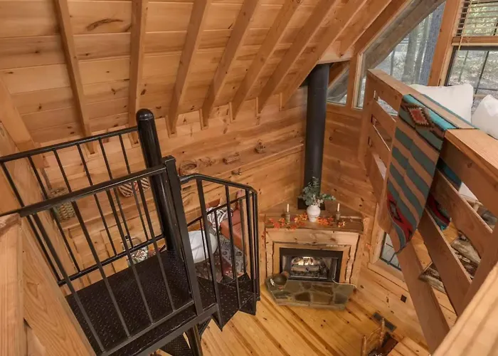 Hot Tub, Fire Pit & Games! Family Falcon Lodge