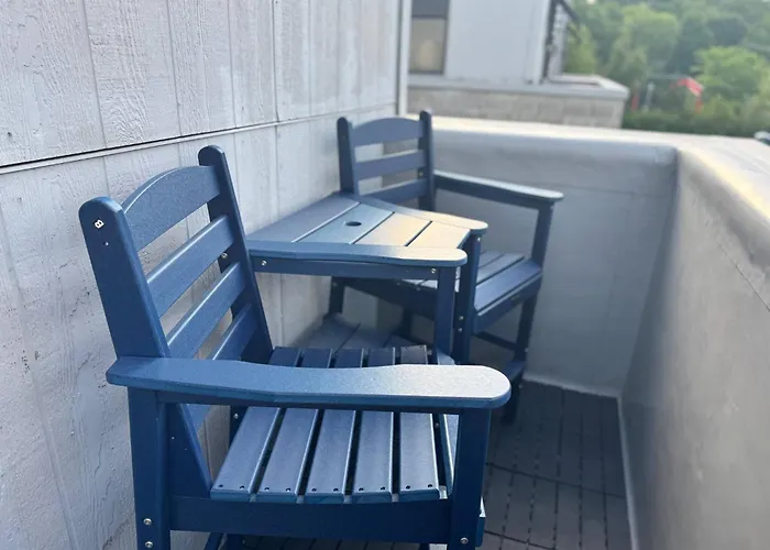 Romantic Couples Getaway Downtown Saugatuck Walk Everywhere