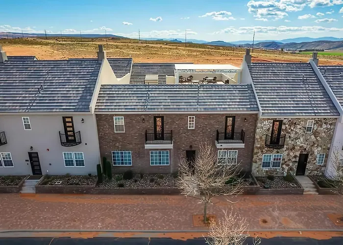 Spacious Oasis, Rooftop Views , Hot Tub, Sleeps 34