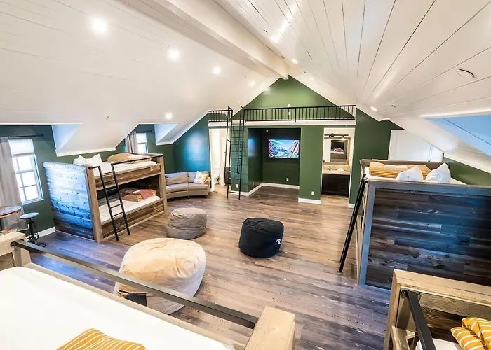 Spacious Oasis, Rooftop Views , Hot Tub, Sleeps 34