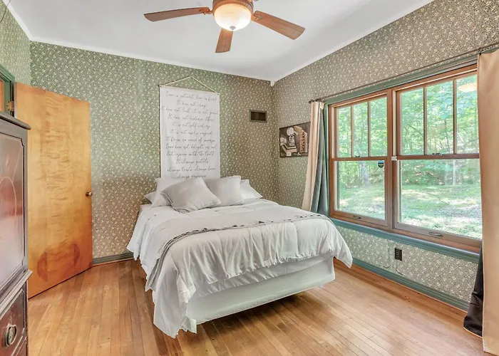 Shangri-La ! A Serene Retreat - Direct Access To Trails Just 7 Miles Drive !!