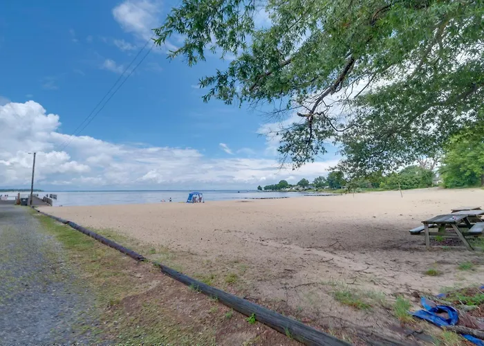 Fish, Relax & Enjoy Lake Views: Colonial Beach Gem