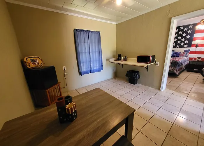 Hill Country Lodge And Mini Storages