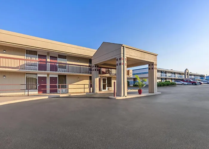 Super 8 By Wyndham Commerce