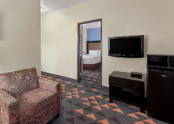 Days Inn By Wyndham Mackinaw City - Bridgeview Area