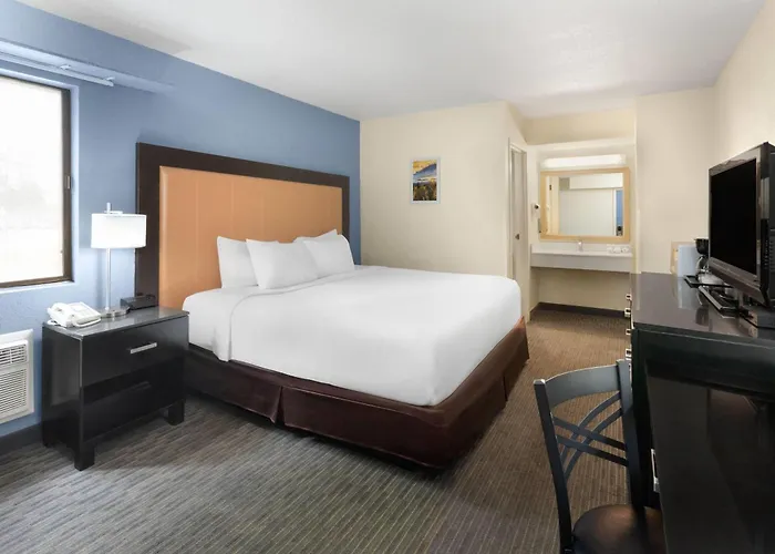 Days Inn By Wyndham Mackinaw City - Bridgeview Area