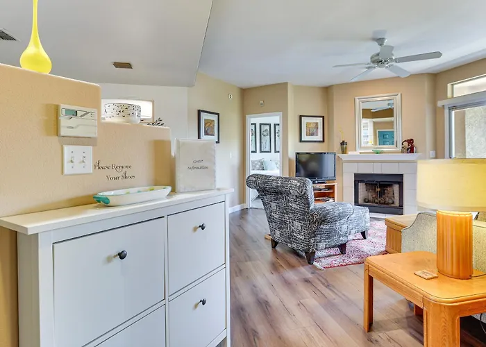 Getaway W/ Balcony & Spa: 13 Mi To Old Town