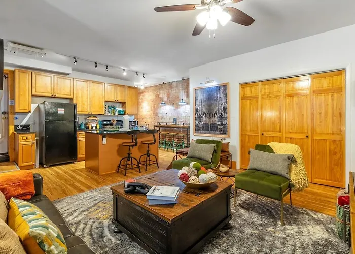 Chic Loft Walkable Free Parking Case Western