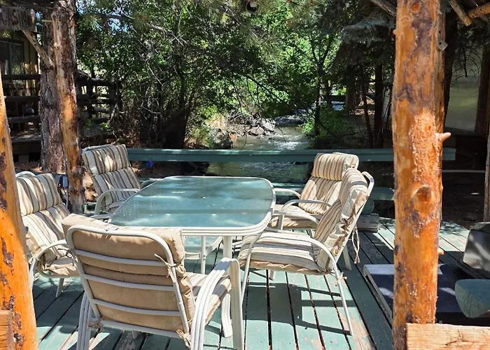 Room With 1 King Bed And 1 Queen Bed At The Cedaredge Lodge