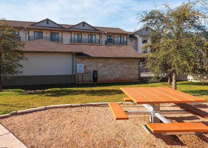 Landing Apartments - The Artesian At Bee Cave