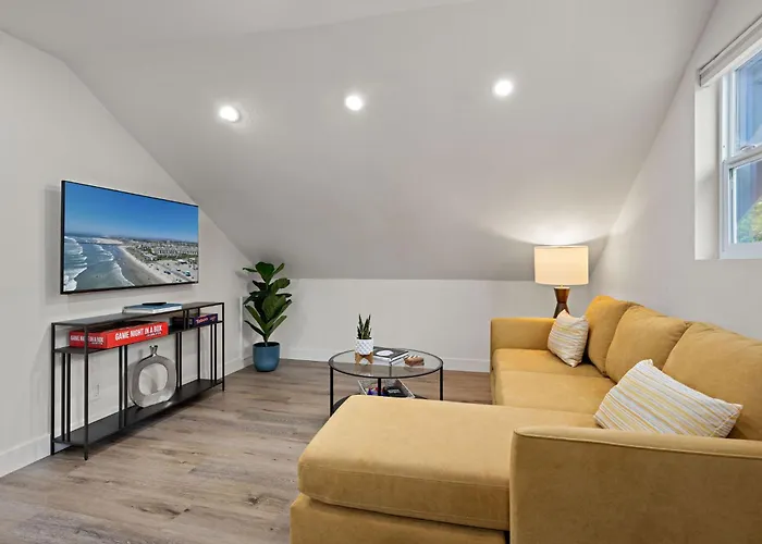 Ocean-View, Deck, Walk To Beach, Dining And More