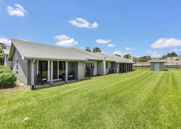 Ground Level And End Condo Unit - Quiet 2 Bedrooms And 1 Bath