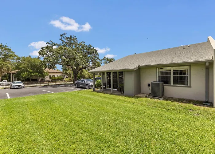 Ground Level And End Condo Unit - Quiet 2 Bedrooms And 1 Bath