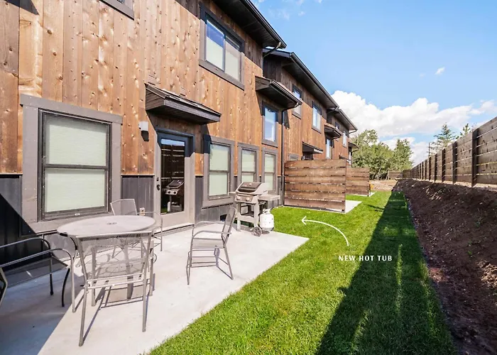Stylish Townhome Walkable Garage
