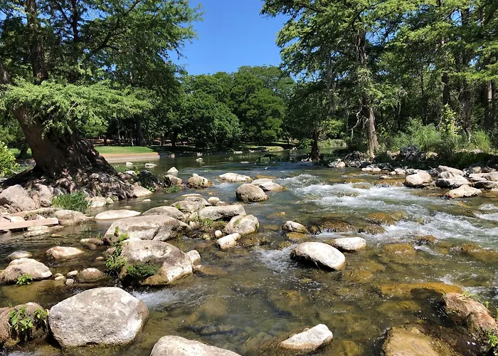 Dream Gruene Getaway - On River! - 9 Min Walk To Gruene Hall! - Close To Schlitterbahn